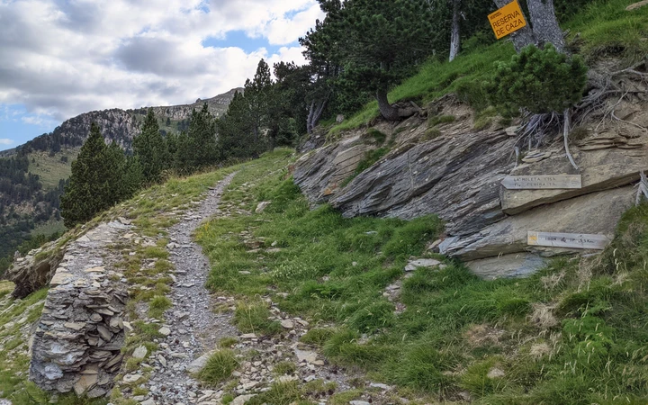Desvío hacia La Moleta en la pista del Ibón de Ip