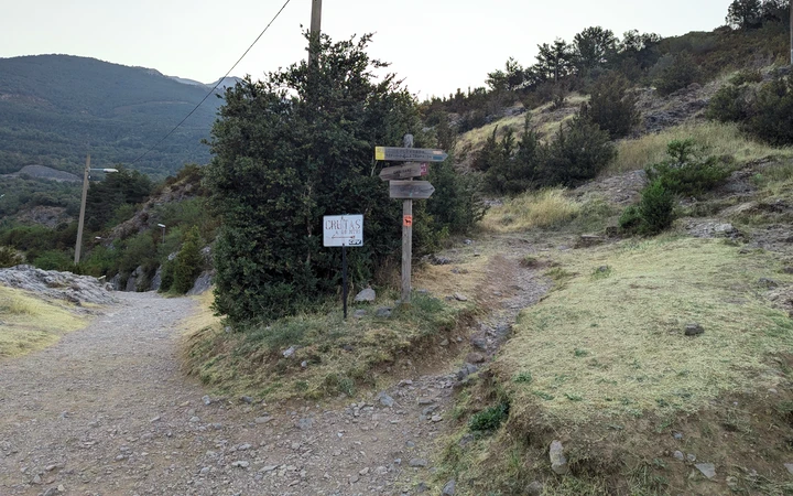 Poste indicativo hacia Collarada y el Refugio de La Trapa