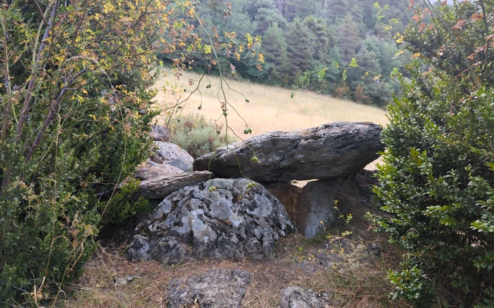 Dolmen de Letranz en el camino hacia La Trapa