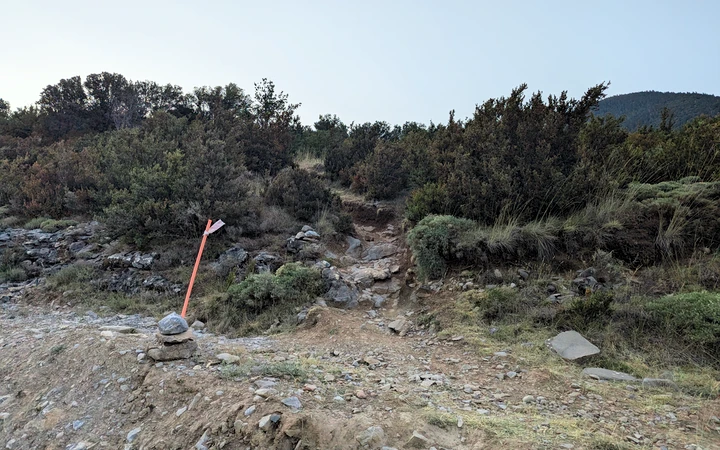 Hitos en la curva de la pista que marcan la ruta