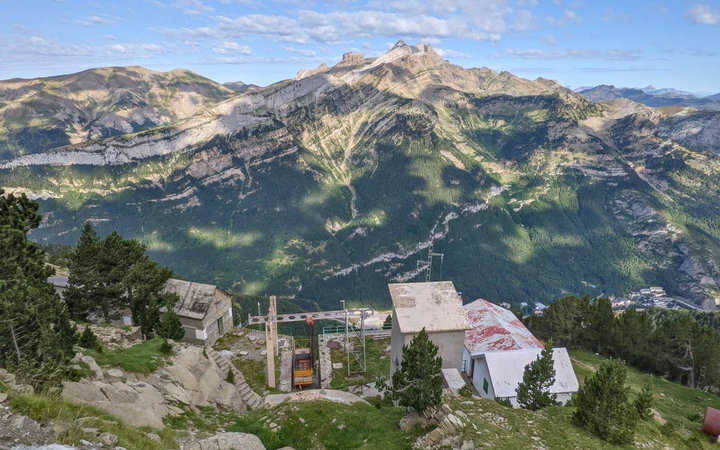 Instalaciones del carretón con Lecherines y el Aspe de fondo