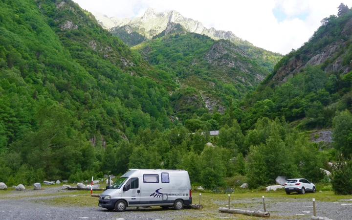 Aparcamiento de Estós en el valle de Benasque