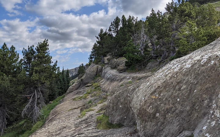 Camino sobre grandes rocas al final del Carretón