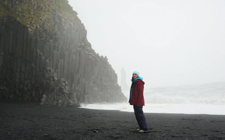 Columnas de basalto en la playa negra de Reynisfjara
