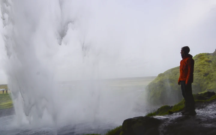 Cascada Seljalandsfoss desde detrás