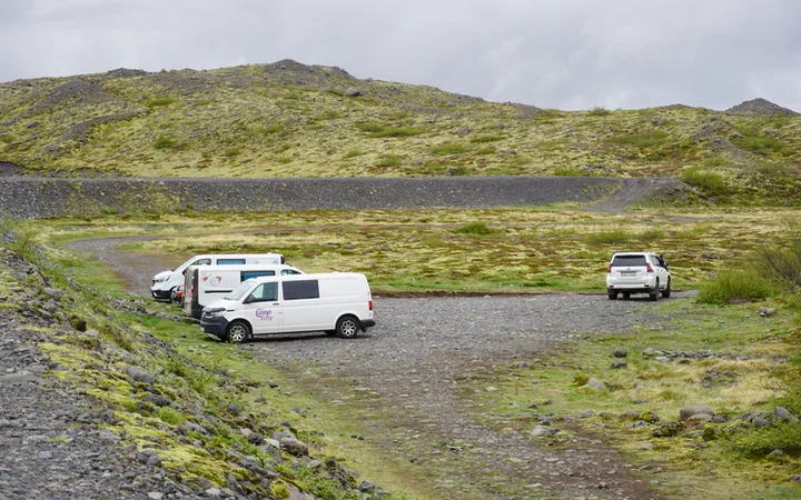 Aparcamiento para iniciar la ruta del cañón Mulagljúfur