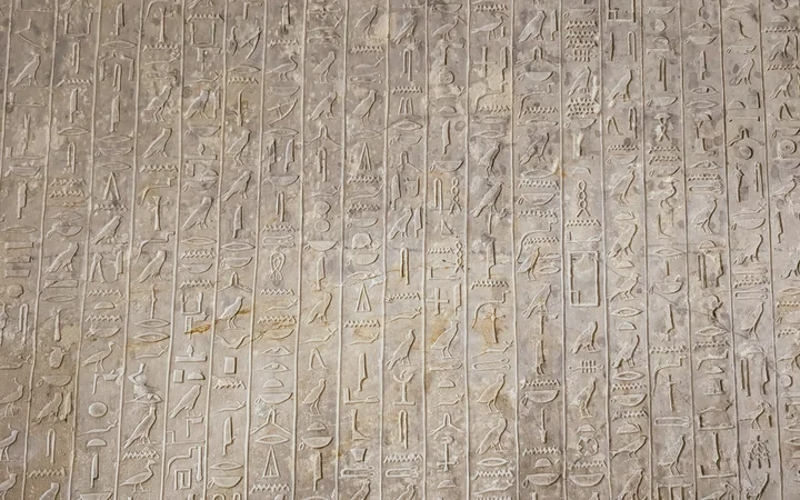 Inscripciones en el interior de la pirámide de Teti en Saqqara