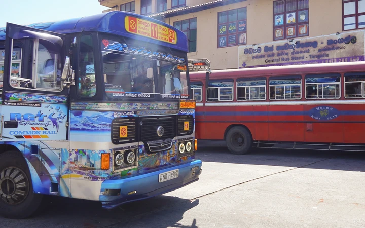 Autobuses de Sri Lanka en la costa sur