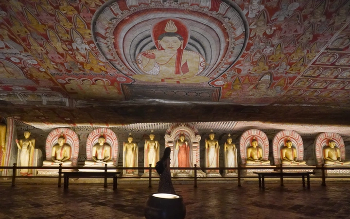 Interior de una de las cuevas de Dambulla en Sri Lanka