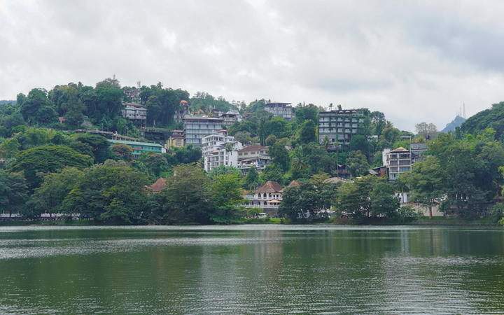 Alojamientos junto al lago de Kandy