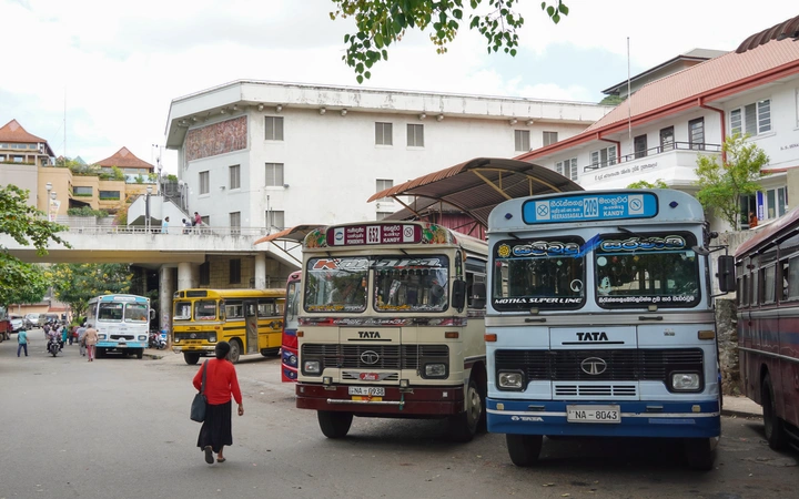 Estación de autobuses en el centro de Kandy