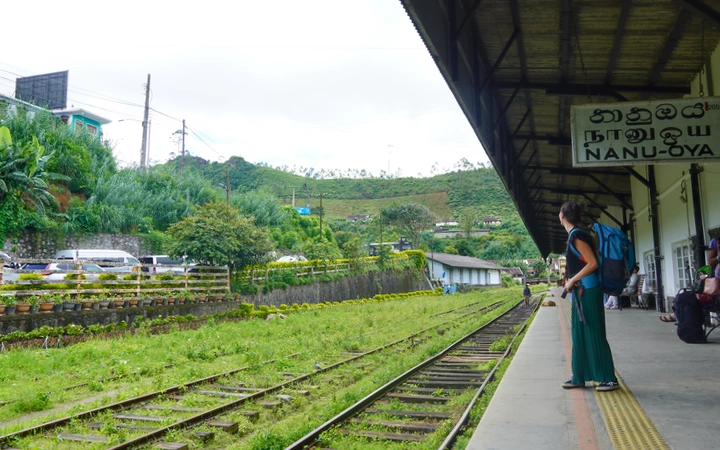 Esperando el tren a Ella en la estación de Nanu Oya