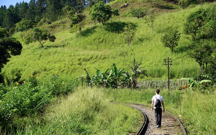 Primer tramo sobre las vías del tren desde Kithal Ella