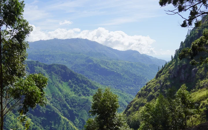 Vistas del paisaje de las Tierras Altas durante la bajada