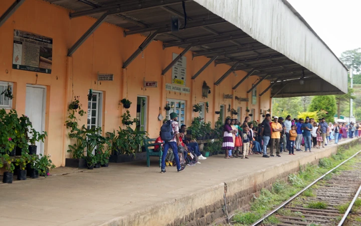 Personas esperando al tren en la localidad de Ambewela