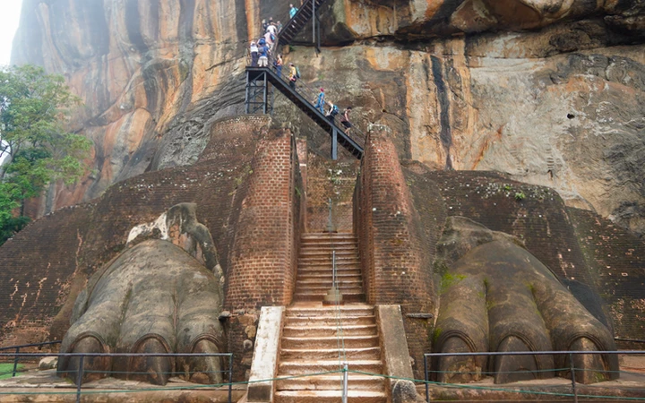 Garras de León con las escaleras de acceso a la cima