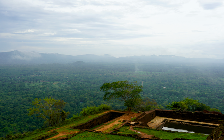 Ruinas del palacio del Rey Kasyapa en la cima de Sigiriya Rock