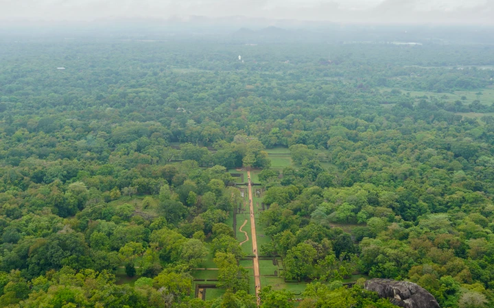 Vista de los jardines de Sigiriya desde lo alto de la roca