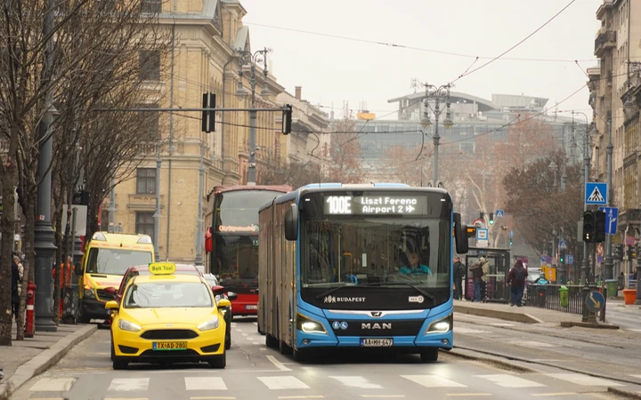 Autobús 100E recorriendo las calles de Budapest