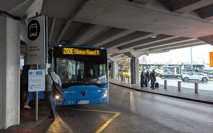 Autobús 200E para ir del aeropuerto de Budapest al centro