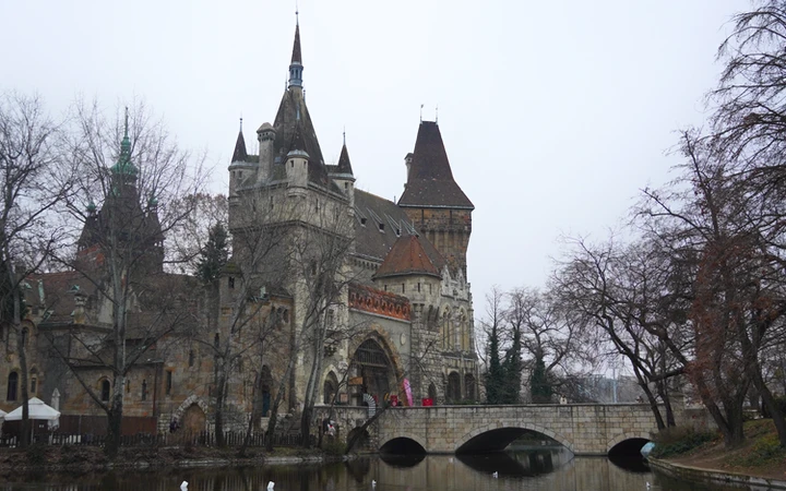 Castillo Vajdahunyad en el Parque de la Ciudad