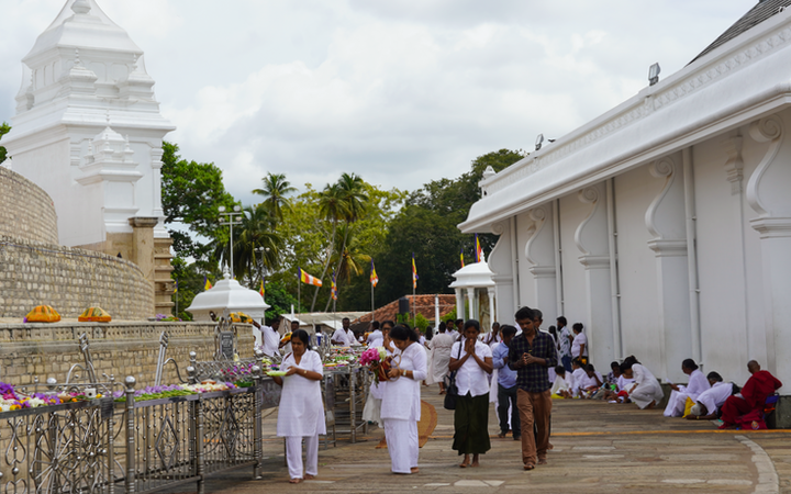 Fieles en los templos de Anuradhapura