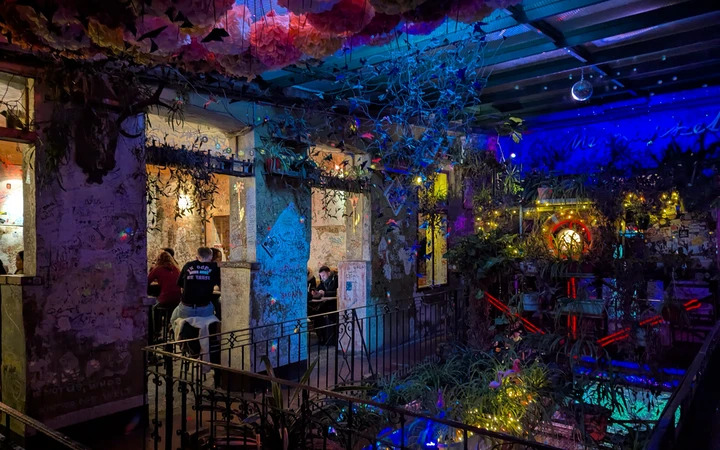 Parte superior del ruin pub Szimpla Kert
