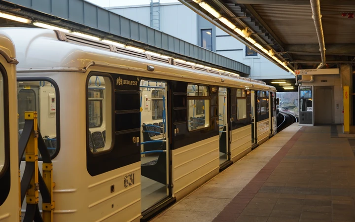 Línea de metro número 3 de Budapest en la estación Kőbánya-Kispest