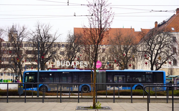Deák Ferenc tér: Parada en el centro de Budapest del autobús 100E
