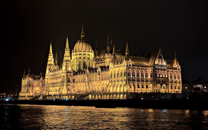 Parlamento de Budapest iluminado por la noche