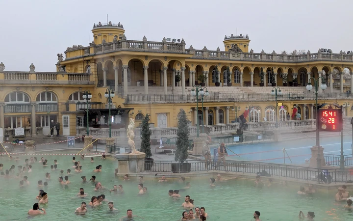 Piscina exterior del balneario Szechenyi en Budapest