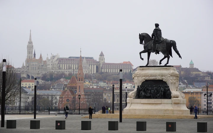 Estatua de Julio Andrássy y vistas del Bastión de los Pescadores