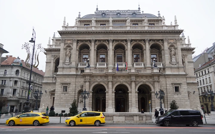 Taxis aparcados frente a la Opera de Budapest