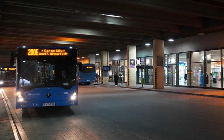 Autobús 200E llegando a la estación Kőbánya-Kispest a las afueras de Budapest