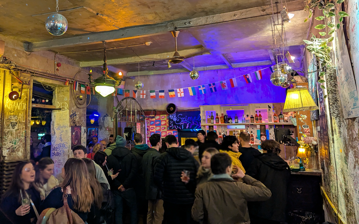 Una de las salas del ruin pub Szimpla Kert en Budapest