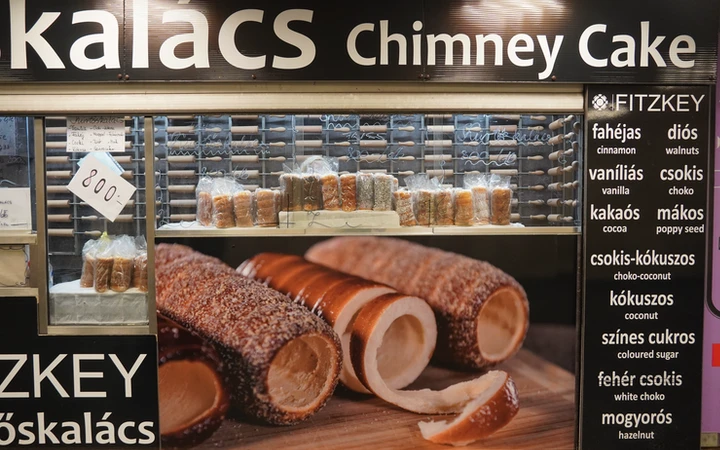 Puesto de Kürtőskalács en la estación de metro Deák Ferenc.