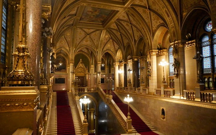 Escalera principal del Parlamento de Budapest