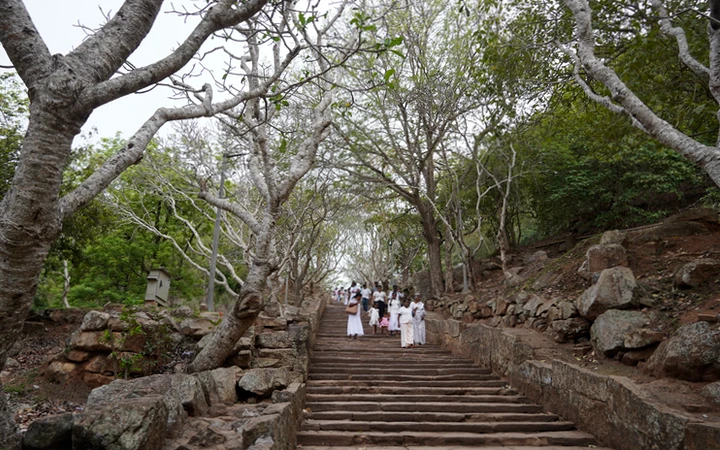 Escaleras para subir a la cima de Mihintale