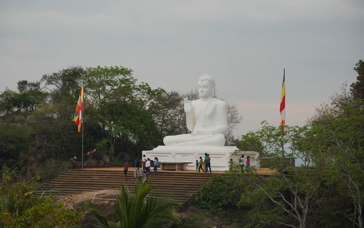Estatua Blanca de Buda en Mihintale