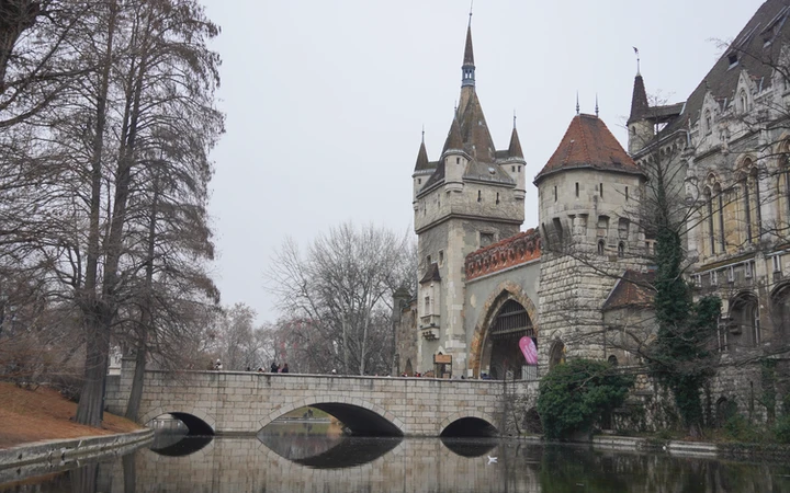 Castillo Vajdahunyad en el Parque de la Ciudad