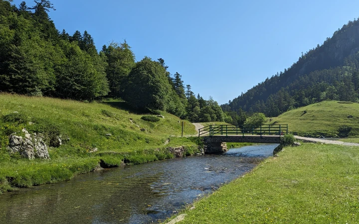 Puente de Bious para comenzar a subir a los Lagos de Ayous