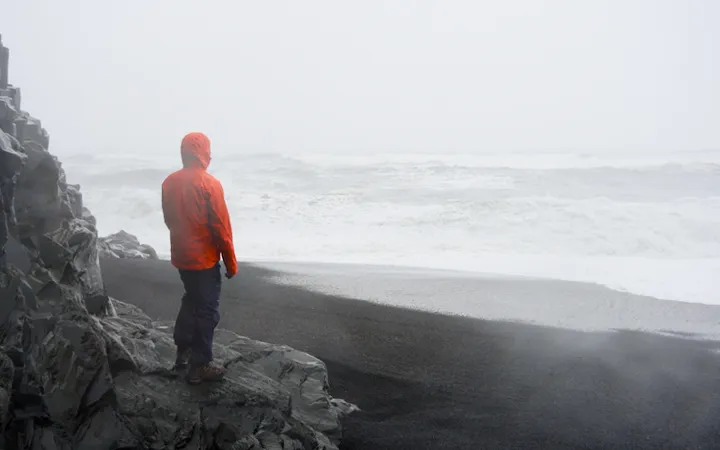 Chaqueta impermeable y sobrepantalón en Reynisfjara