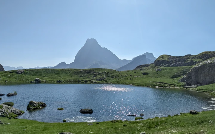 Lac Casterau con vistas al Pico de Midi d'Ossau