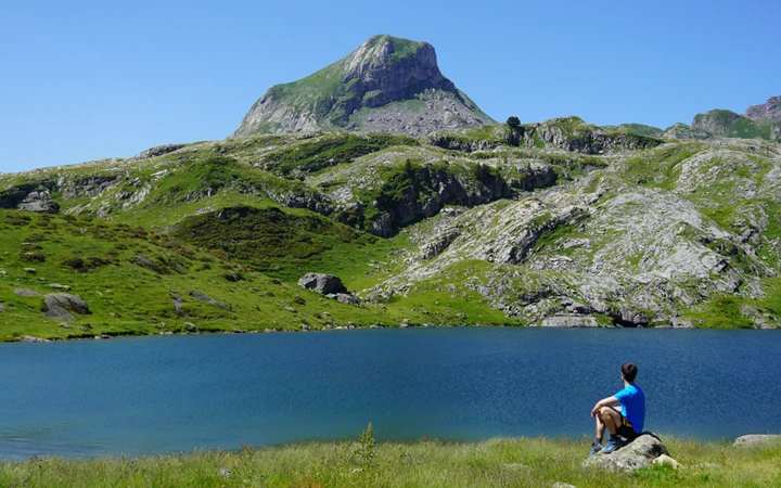Lac Rumassot con el Pic Castérau al fondo