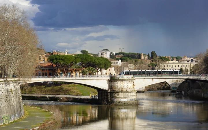 Tranvía de Roma sobre el río Tiber