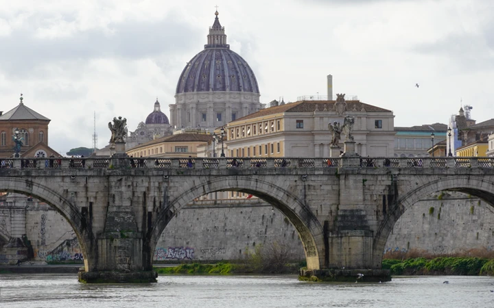 Puente Sant'Angelo con la cúpula del Vaticano de fondo