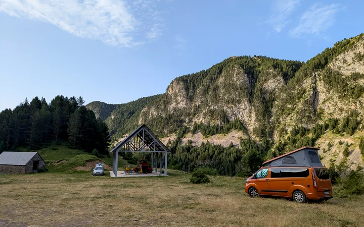 Zona de aparcamiento en la Borda Brunet