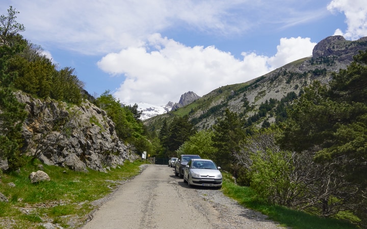 Aparcamiento de La Cleta en el valle de Aísa