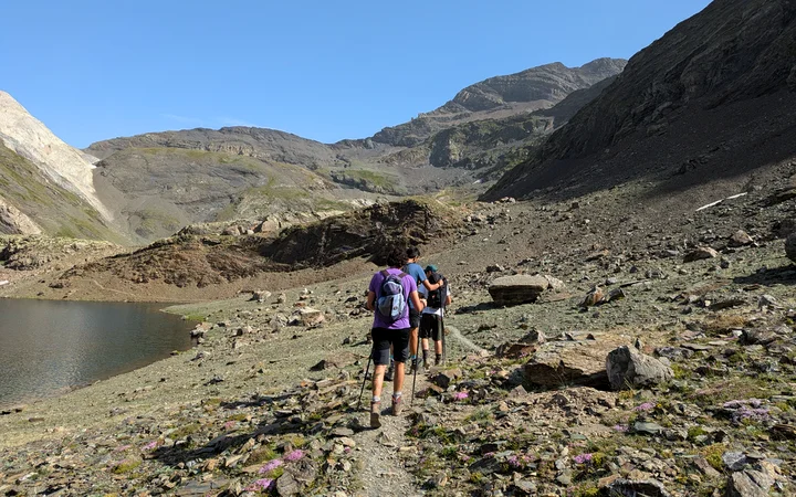 Camino junto a los ibones hacia el collado de La Munia