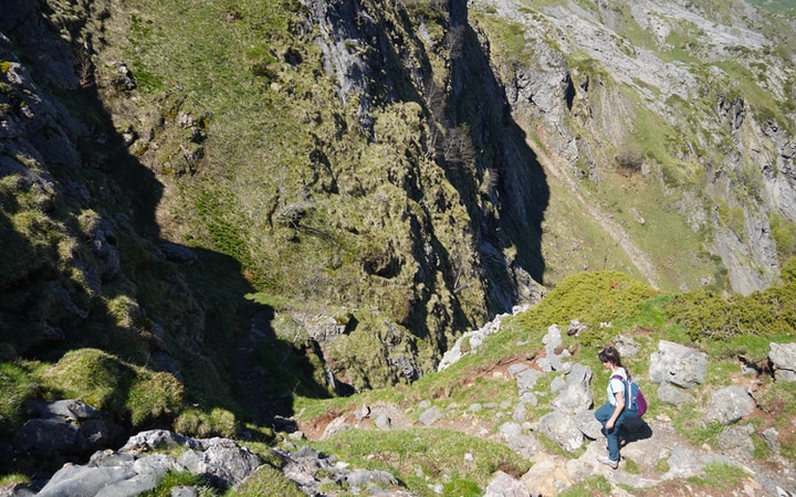 Comienzo de la bajada por el Pas de L'Échelle